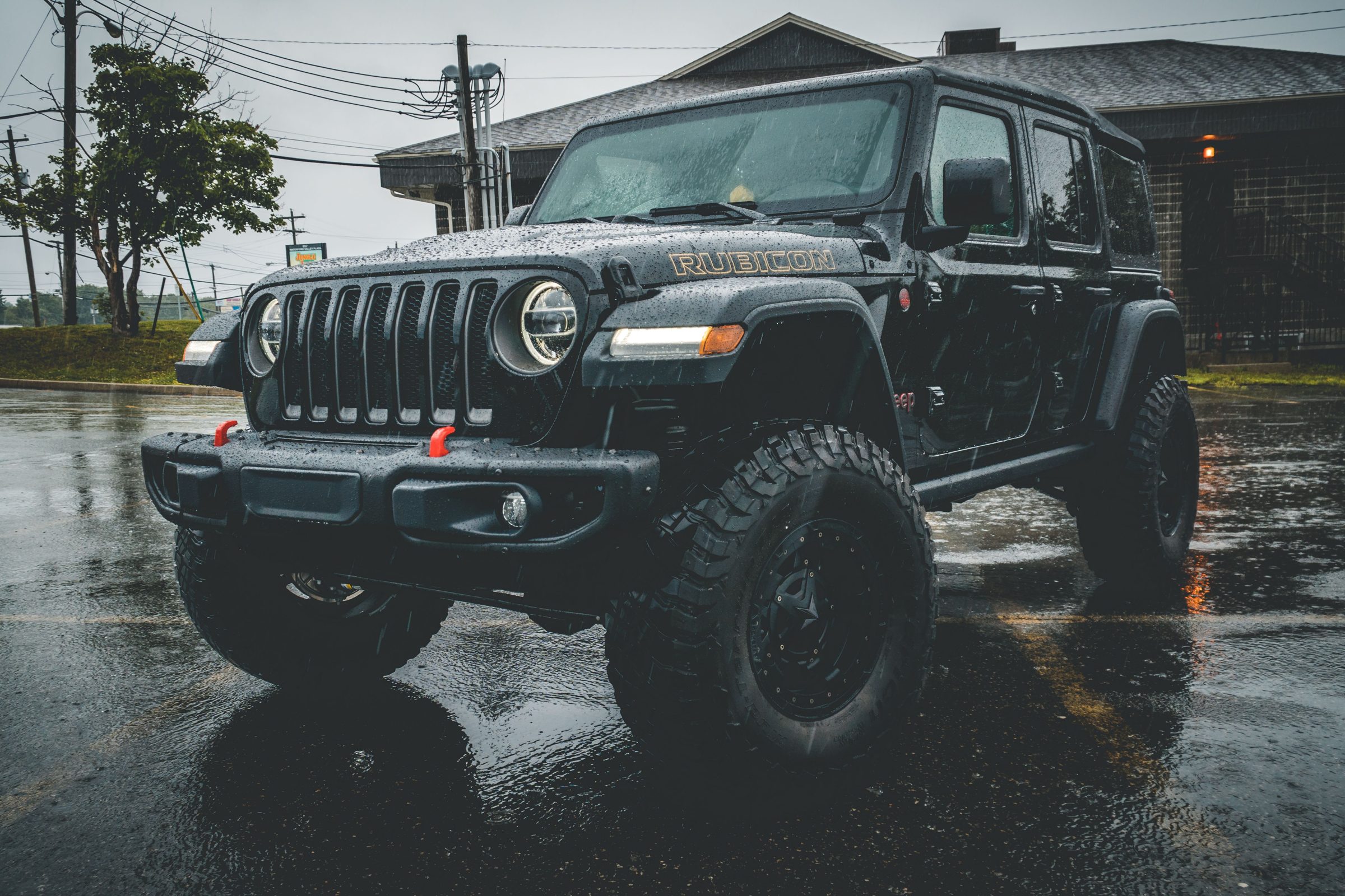 Jeep Wrangler Rubicon 392 desde ángulo bajo, bajo la lluvia, en Megacar Tijuana